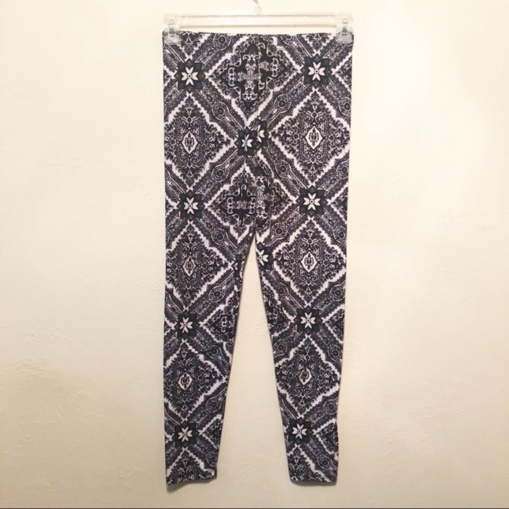 ‼️CLEARANCE‼️ Fancy Fans Black & White Patterned Leggings